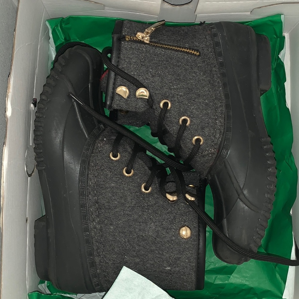 Tommy Hilfiger black boots| Size: 6